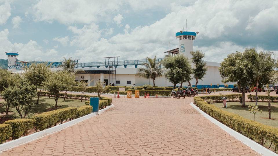 Como funcionam os presídios privados com agentes públicos Entrada da Casa de Prisão Provisória de Palmas, em Tocantins.