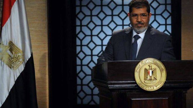 Foto de 25 de junho de 2012 mostra o recém-eleito presidente do Egito Mohamed Morsi, líder da Irmandade Muçulmana, durante discurso no estúdio da televisão estatal no Cairo após vencer as eleições. O ex-presidente morreu nesta segunda-feira, 7 de junho, em um hospital do Cairo após desmaiar em uma audiência em um tribunal