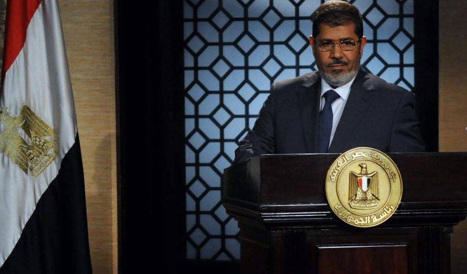 Foto de 25 de junho de 2012 mostra o recém-eleito presidente do Egito Mohamed Morsi, líder da Irmandade Muçulmana, durante discurso no estúdio da televisão estatal no Cairo após vencer as eleições. O ex-presidente morreu nesta segunda-feira, 7 de junho, em um hospital do Cairo após desmaiar em uma audiência em um tribunal