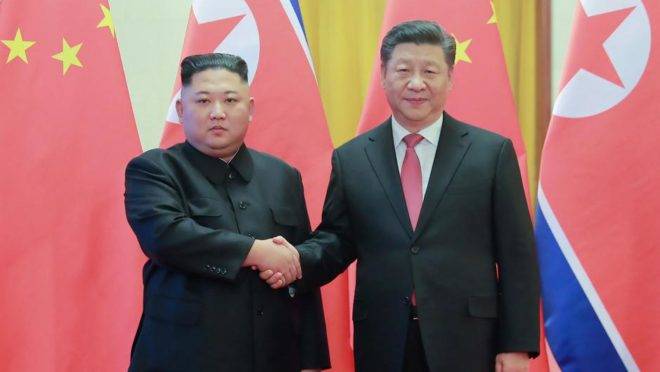 O ditador da Coreia do Norte, Kim Jong-un, em visita ao presidente da China, Xi Jinping, em 8 de janeiro