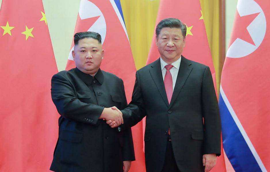 O ditador da Coreia do Norte, Kim Jong-un, em visita ao presidente da China, Xi Jinping, em 8 de janeiro