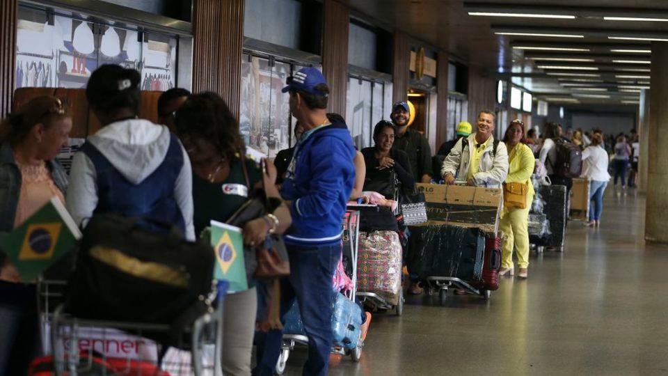 Mais Médicos do Nordeste? Governadores querem retomar contrato com cubanos Mais Médicos Nordeste: profissionais embarcam para Cuba