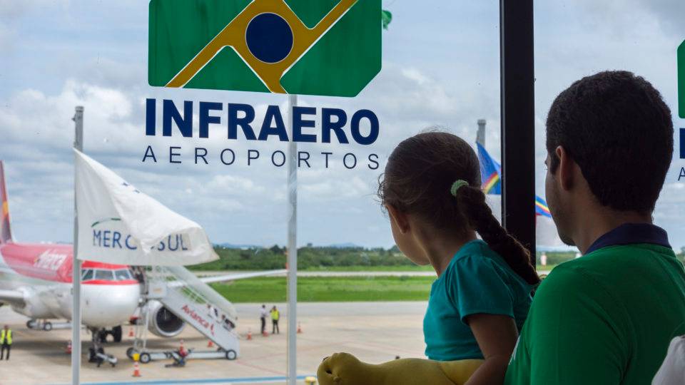 Leilão da Avianca Brasil fica para 10 de julho Avião da Avianca Brasil no aeroporto de Petrolina
