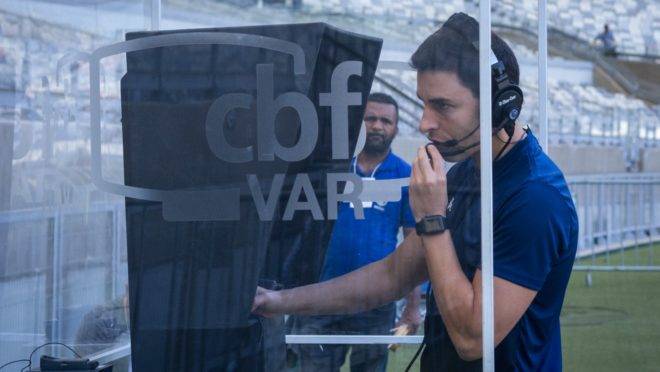 VAR interfere 84 vezes em nove rodadas, muda classificação e ainda gera dúvidas