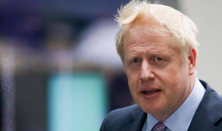 Johnson amplia vantagem para comandar partido e ser premiê do Reino Unido Membro do Partido Conservador Boris Johnson chega aos estúdios da BBC em Londres em 18 de junho para debate entre os candidatos a líderes do seu partido. A disputa para a liderança dos Conservadores agora tem cinco nomes, Johnson continua o favorito