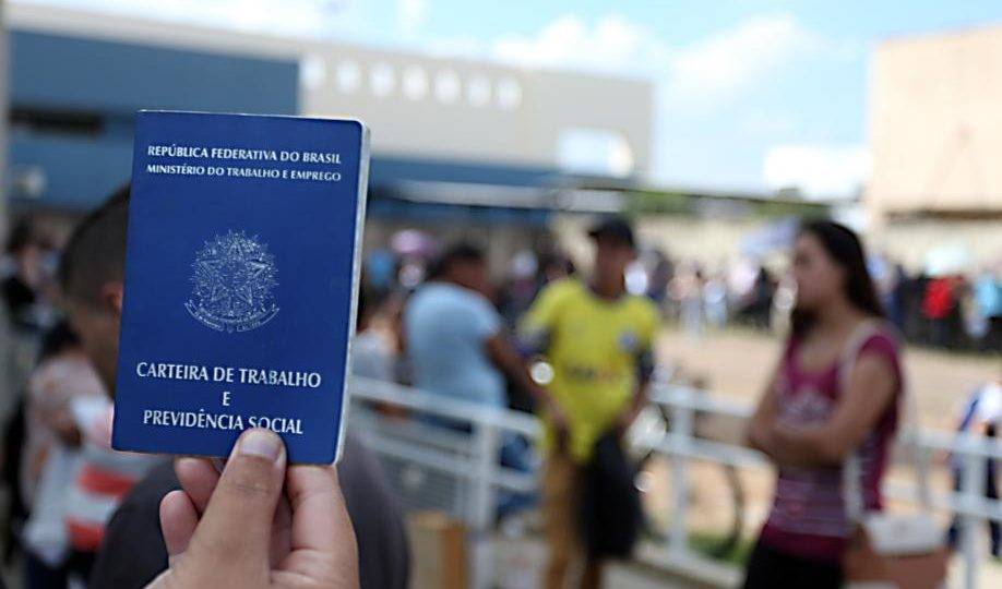 Comissão mista do Congresso vota nesta terça-feira (10) a MP que criou o contrato de trabalho verde e amarelo.