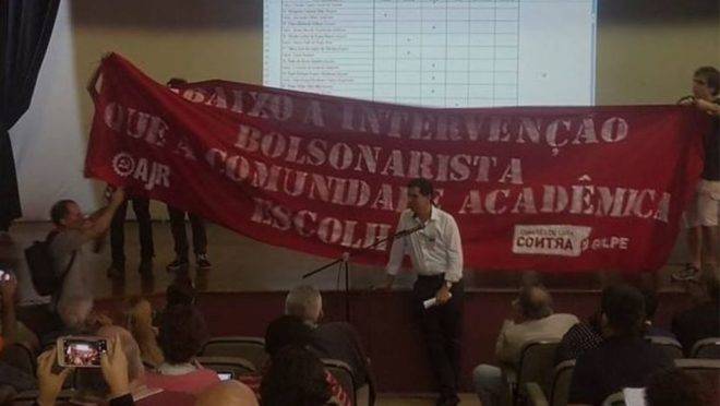 Descontentes com escolha de reitor na UniRio apresentaram faixa, em abril, durante a votação do colégio eleitoral com os dizeres: “Abaixo a intervenção bolsonarista. Que a comunidade acadêmica escolha”.