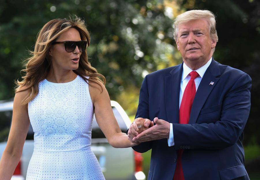 O presidente dos Estados Unidos, Donald Trump, e a primeira-dama Melania Trump na Casa Branca, em Washington, antes de viajar para Orlando, Flórida, onde anunciará oficialmente a sua campanha à reeleição, 18 de junho