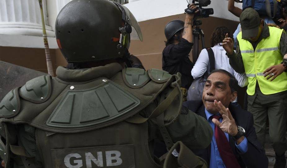 Deputados da Assembleia Nacional da Venezuela em confronto com agentes da Guarda Nacional Bolivariana para pedir a permissão de entrada de jornalistas e técnicos para acompanharem a sessão do Parlamento, em Caracas, 18 de junho
