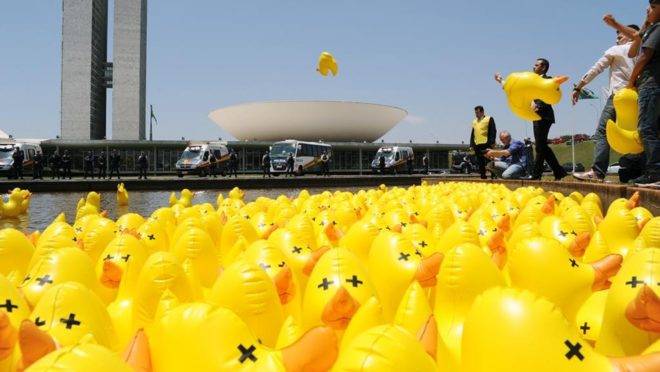 Patinhos da Fiesp em frente do Congresso Nacional.