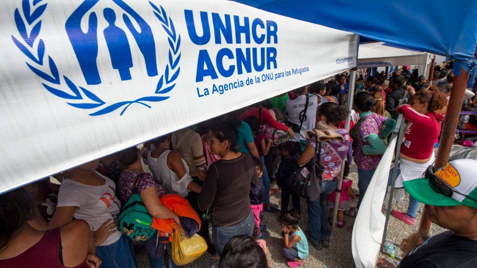 Migrantes venezuelanos fazem fila para obter um pedido de refúgio na fronteira do Peru