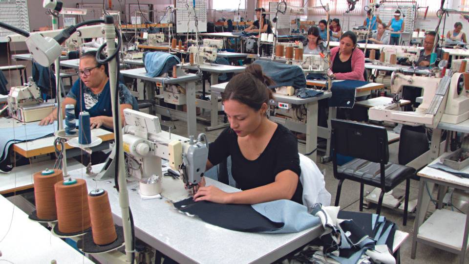 Mulheres são imensa maioria na indústria têxtil.