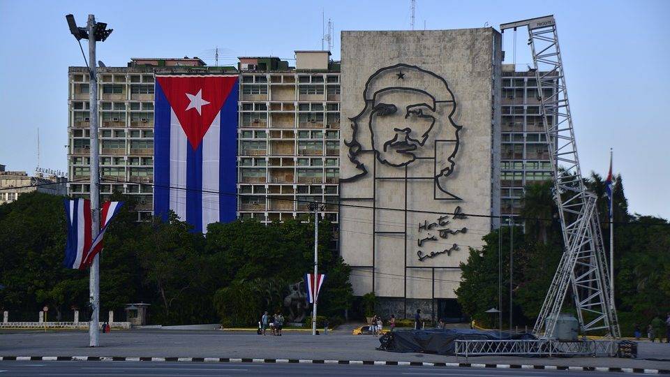Pela primeira vez, Cuba informa faturamento bilionário com exportação de médicos Havana, capital de Cuba