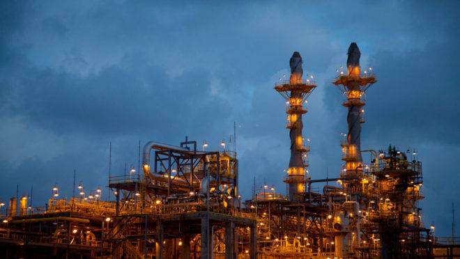 Vista noturna da refinaria Abreu e Lima da Petrobras