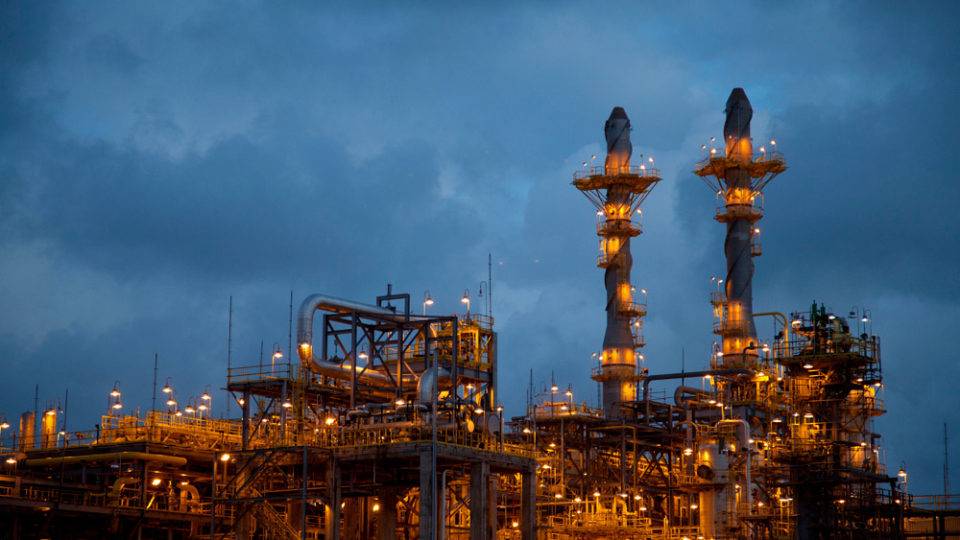 Vista noturna da refinaria Abreu e Lima da Petrobras