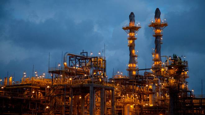 Vista noturna da refinaria Abreu e Lima da Petrobras