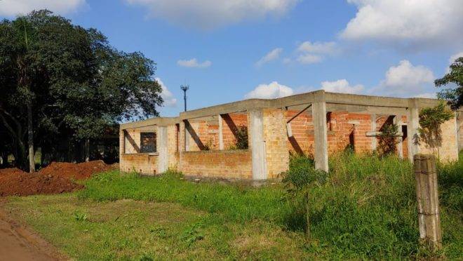 A imagem mostra a construção de uma creche inacabada em Gravataí, no Rio Grande do Sul.