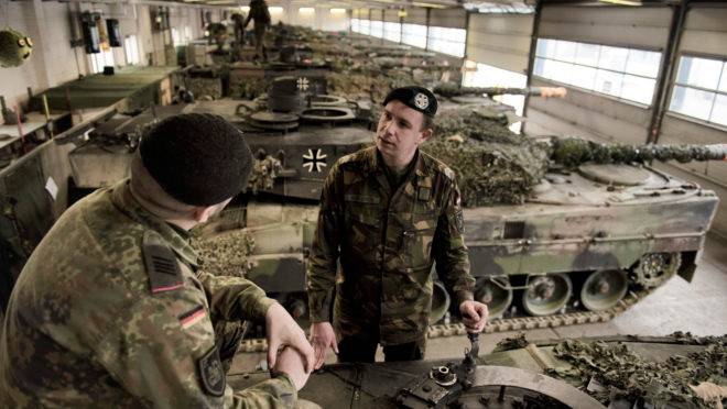 Militares de um batalhão de tanques europeu que consiste de soldados holandeses e alemães na base do Batalhão de Tanques 414 em Lohheide, Alemanha, em 4 de fevereiro de 2019. Os Estados Unidos e seus aliados europeus comemoraram em 6 de junho os 75 anos do Dia D, que libertou o continente da tirania. Mas ao mesmo tempo, os dois lados estão discutindo sobre o futuro e financiamento da Defesa da Europa