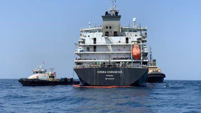 Foto tirada durante um tour guiado pela Marinha dos EUA mostra o navio petroleiro japonês Kokuka Courageous em 19 de junho. O navio japonês foi atacado no Golfo de Omã na semana passada com uma mina de limpet semelhante a minas iranianas, disseram militares americanos no Oriente Médio em 19 de junho