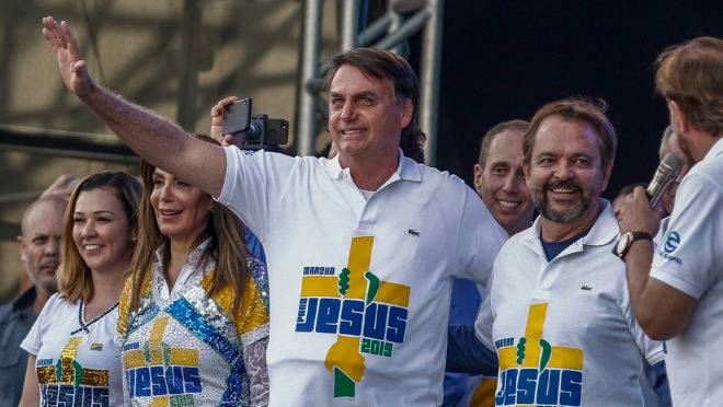 Presidente Jair Bolsonaro acena para a multidão durante a Marcha para Jesus