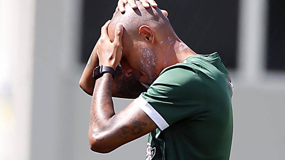 Coritiba volta aos treinos e encaminha rescisão do zagueiro Alan Costa