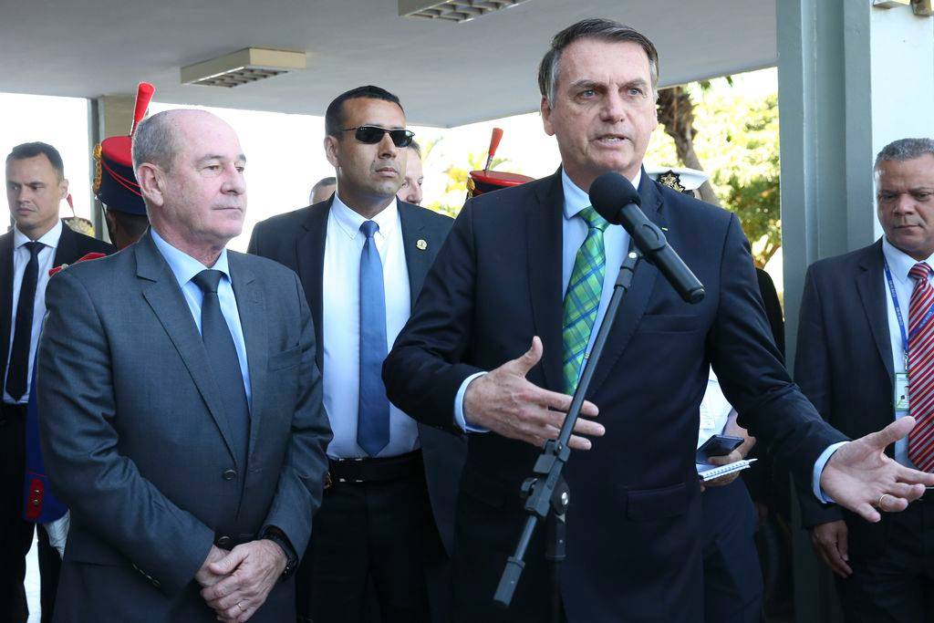 Bolsonaro fala à imprensa