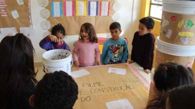A imagem mostra crianças na Escola Aldeia Lumiar, em Porto Alegre.
