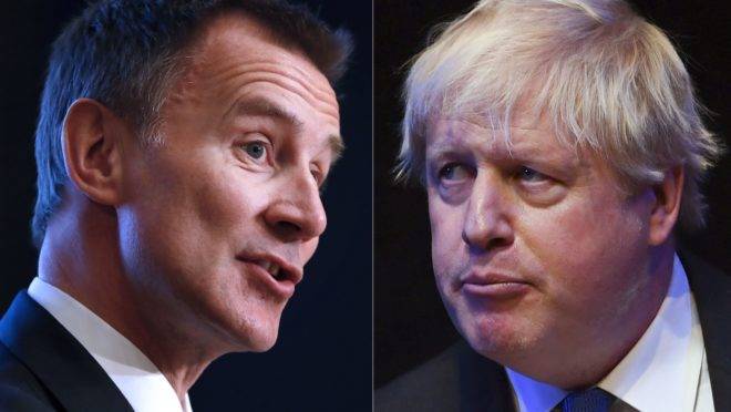 Jeremy Hunt (esquerda) e Boris Johnson (direita)