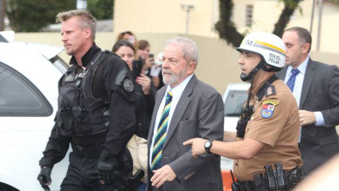 Lula chega para prestar depoimento ao juiz Sergio Moro