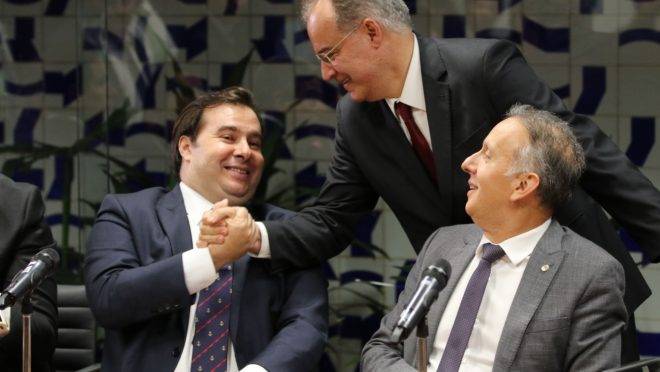 Rodrigo Maia (à esquerda) assumiu protagonismo na articulação pela reforma da Previdência, diz Fábio Giambiagi.