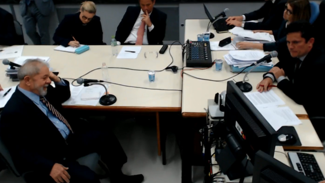 Lula e Moro cara a cara, durante o depoimento do petista no processo do tríplex.