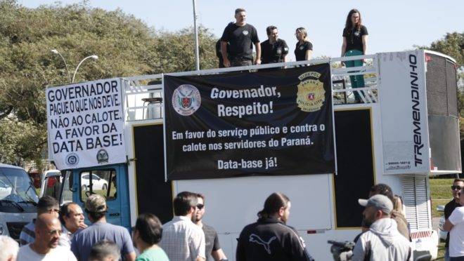 Policiais civis organizaram carreata de protesto do Parque Barigui ao Palácio Iguaçu no dia 24.