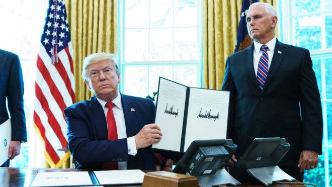 O presidente dos EUA, Donald Trump, mostra decreto sobre as sanções contra o líder supremo do Irã