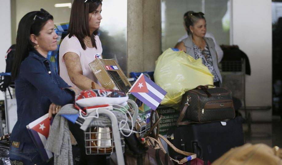 Cubanos participantes do Programa Mais Médicos deixam o Brasil.
