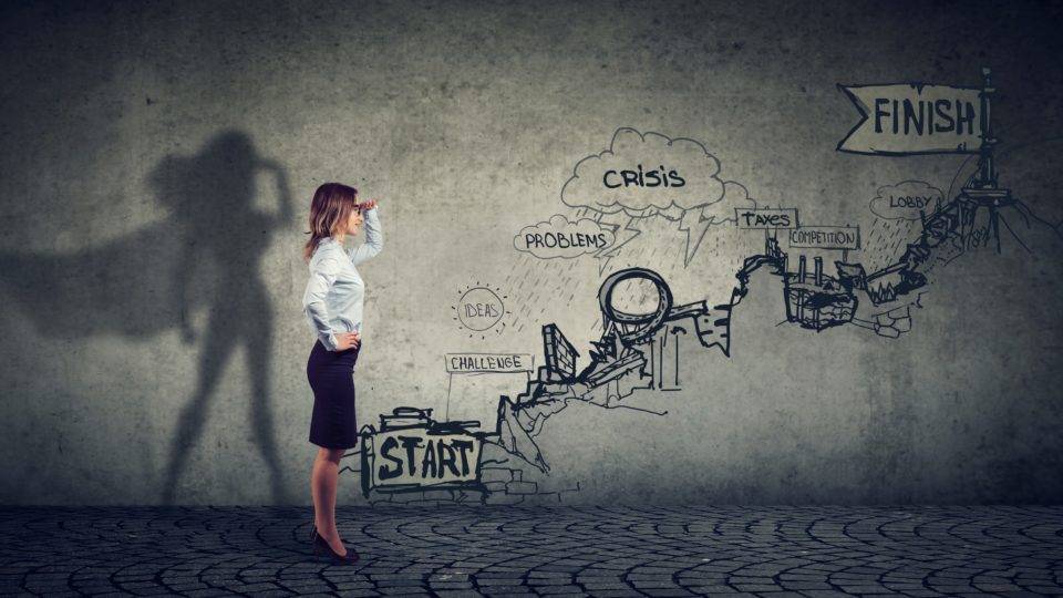 Executiva pensa em como fazer sua empresa crescer.