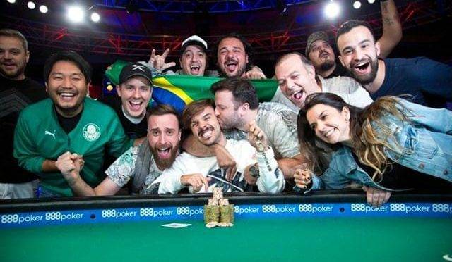 Festa foi grande com a conquista do Yuri, que recebe um beijo do irmão na foto. Foto: Jamie Thomson/PokerNews