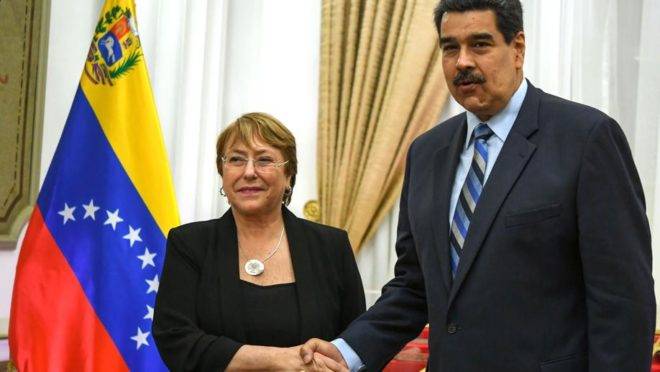 O ditador da Venezuela, Nicolás Maduro, recebe a alta comissária da ONU para direitos humanos, Michele Bachelet, no Palácio de Miraflores em Caracas, 21 de junho