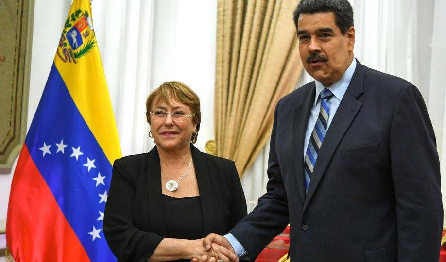 O ditador da Venezuela, Nicolás Maduro, recebe a alta comissária da ONU para direitos humanos, Michele Bachelet, no Palácio de Miraflores em Caracas, 21 de junho