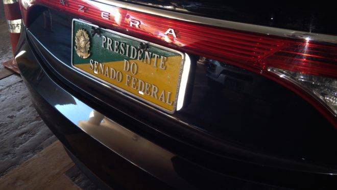 Se a proposta prosperar, não será mais possível diferenciar qual parlamentar está usando os carros oficiais. Se a proposta prosperar, não será mais possível diferenciar qual parlamentar está usando os carros oficiais.