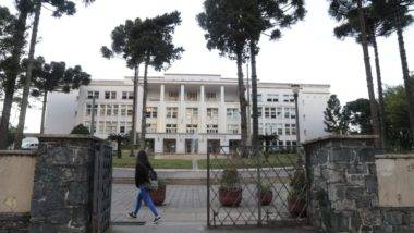 Delegacias estão abertas e parte dos professores trabalha nesta terça Aluna entra no Colégio Estadual do Paraná na manhã desta terça: parte dos professores foi às escolas mesmo com a greve.