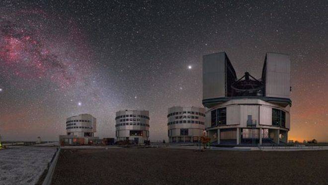 Céu noturno acima do Very Large Telescope do ESO, no Atacama, Chile