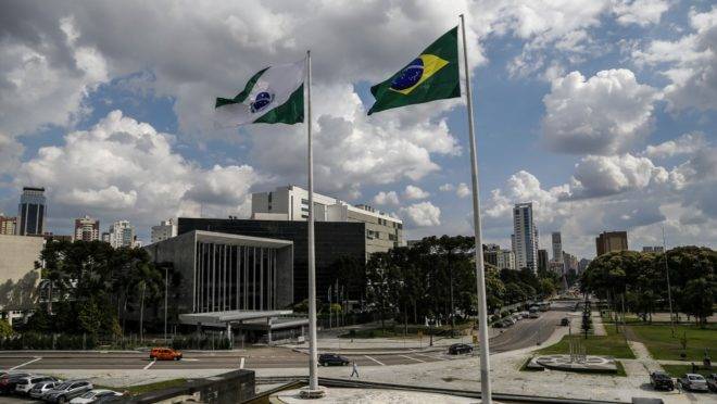 Bandeiras do Paraná e do Brasil em frente à Alep
