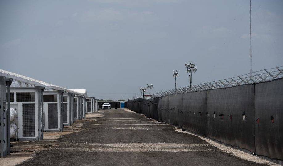 Uma instalação com abrigos para famílias migrantes em Donna, Texas, Estados Unidos, em 20 de junho