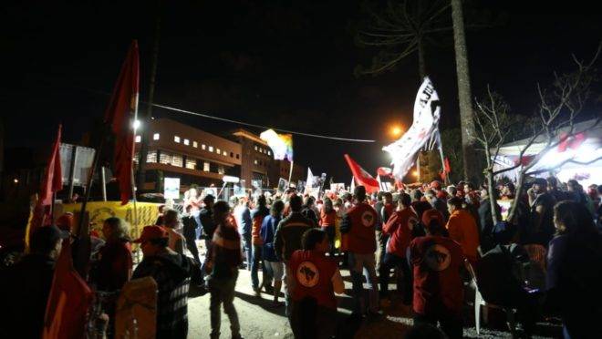 Petistas fazem manifestação no bairro Santa Cândida