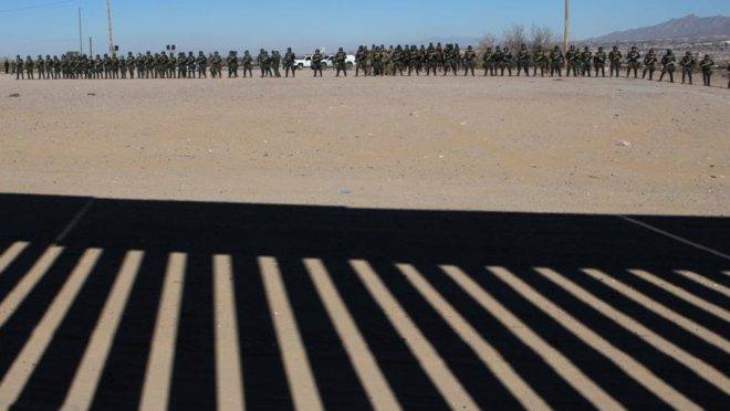 Agentes dos departamentos americanos de Patrulha da Fronteira, Imigração e Alfândega (ICE) e da Alfândega e Proteção de Fronteiras (CBP) participam de treinamento no estado de New Mexico, na fronteira com a mexicana Ciudad Juarez, em 31 de janeiro de 2019
