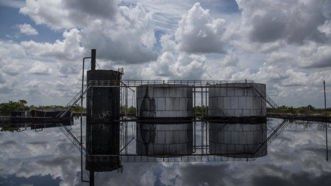 Tanques da unidade El Tigre da PDVSA, na Venezuela