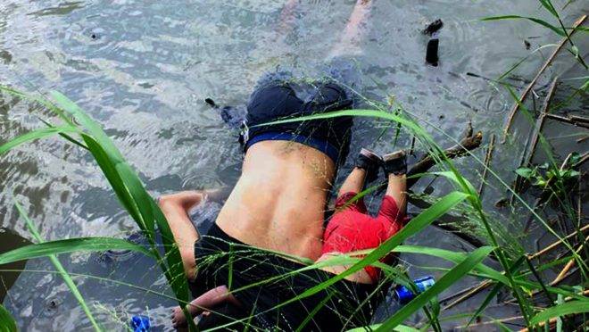 O imigrante salvadorenho Oscar Martinez Ramírez e sua filha morreram ao tentar atravessar o Rio Grande em Matamoros