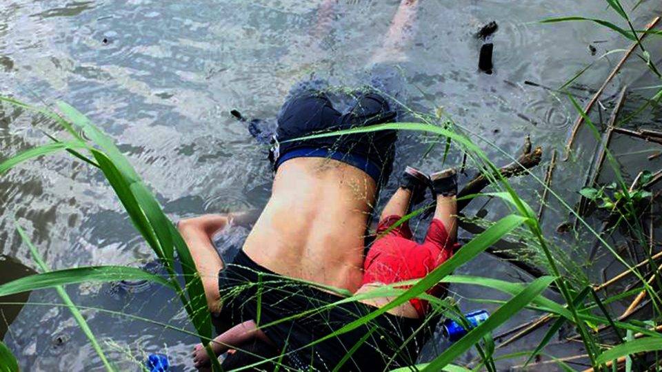 O imigrante salvadorenho Oscar Martinez Ramírez e sua filha morreram ao tentar atravessar o Rio Grande em Matamoros