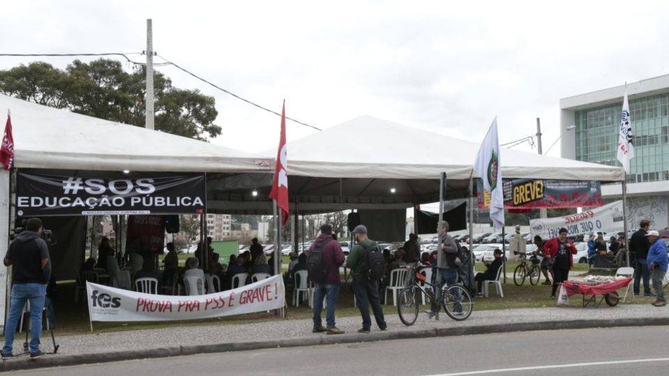 Servidores públicos em greve em tenda em frente ao Palácio Iguaçu