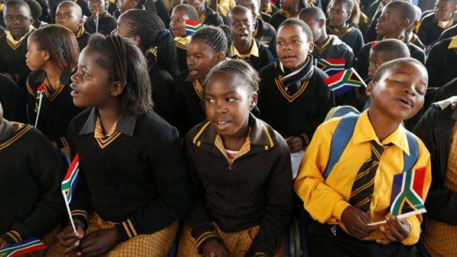 Estudantes se reuniram para cantar parabéns ao líder negro em Atteridgevile, perto de Pretória |